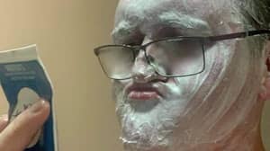 一男子把脱毛膏当成剃须泡沫，涂在脸上