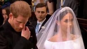 皇家婚礼2018年：哈利王子抹去泪水，因为他的梅根·马克