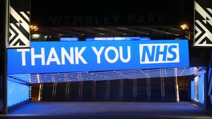 NHS工作人员在今晚争夺冠状病毒全国范围内的掌声