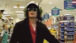 迈克尔·杰克逊（Michael Jackson）整个购物中心都关闭了，所以他可以像“其他所有人”一样购物