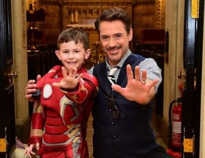 Robert Downey JR在伟大的奥蒙德圣医院访问“钢铁侠”