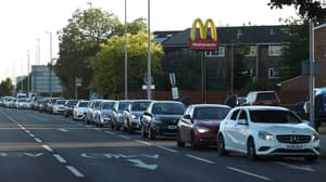 汽车在街上队队队队作为麦当劳的餐馆重新开放驱动器