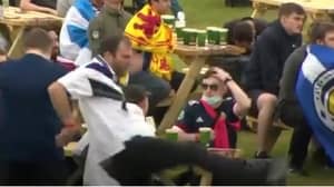 苏格兰足球迷去踢桌，在输掉比赛后完全错过了
