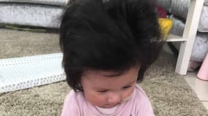 英国“最毛宝宝”在四个月大时需要每晚吹干头发