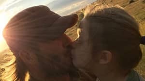 大卫贝克汉姆帖子照片亲吻女儿在嘴唇上，人们正在开球