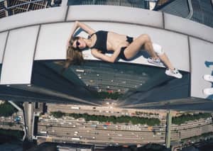 俄罗斯女孩在摩天大楼上拍照，你绝对不应该模仿她