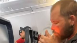乘客在美国航班上点燃一支香烟