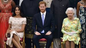 女王同意让哈利和梅根在“建设性家庭讨论”之后搬到加拿大