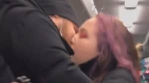 俄罗斯人通过在地铁上接吻来抗议Covid限制