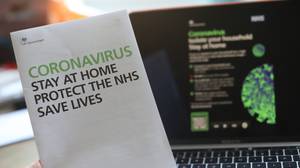 政府考虑到普遍的500英镑的任何人对冠状病毒阳性测试的任何人付款