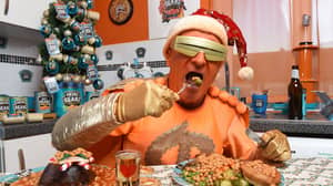 烤豆狂热者期待着用豆子覆盖他的圣诞节晚餐