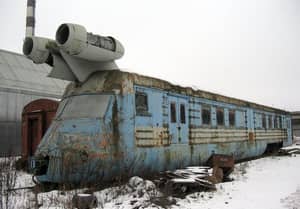 图片显示被遗弃的苏联喷射火车能够达到160英里/小时