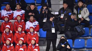 朝鲜的冬季奥运会啦啦队在卫队随时观看'