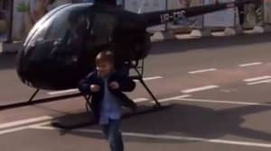 有些原因，小男孩在直升机上休息了学校