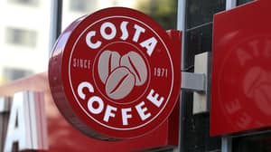 十几岁的工作猎人在'哥斯达咖啡工作人员笑着她的名字后羞辱