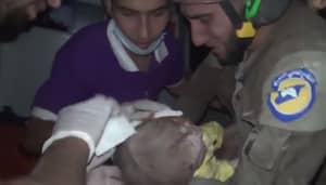 英国广播必威杯足球公司新闻阅读器哭了说叙利亚营救了30天大的婴儿