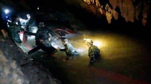 海军密封试图拯救泰国橄榄球队被困在洞穴中