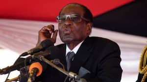 津巴布韦的罗伯特·穆加贝（Robert Mugabe）一夜之间军事行动后