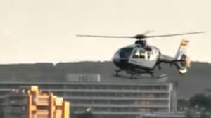 警察直升机看到飞越西班牙海滩告诉人们离开