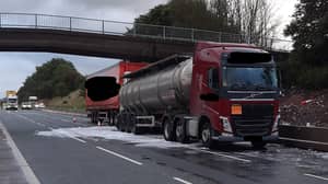装载32000升杜松子酒的卡车泄漏后，M6高速公路重新开放