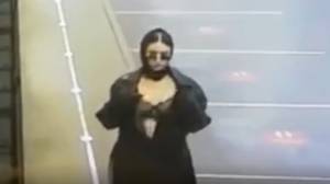 神秘的女人对CCTV相机进行迷你脱衣舞