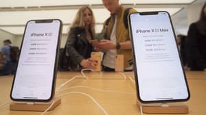 iPhone XS用户声明他们的手机不会在屏幕上充电