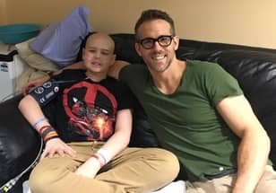 瑞安·雷诺兹（Ryan Reynolds）向失去癌症战斗的小伙子致敬