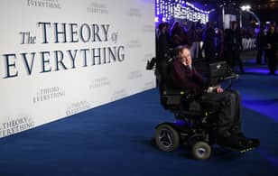 斯蒂芬·霍金（Stephen Hawking）跑过他不喜欢的人的脚