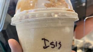 穆斯林妇女在《星巴克咖啡杯》上写了“伊希斯”之后“生气”