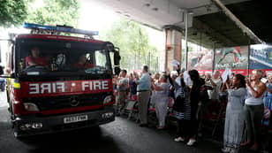 消防员在格伦菲尔塔受害者纪念馆期间受到了极大的掌声