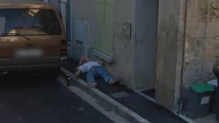 在Google Street View上被发现的男人显然已经度过了一个美好的夜晚