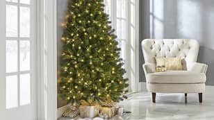 如果您不想装饰完整的圣诞树，可以购买一半的圣诞树