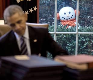巴拉克·奥巴马（Barack Obama）的员工在他身上演奏了节日的“恶作剧”