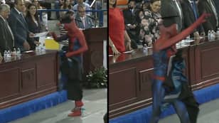 法律学生穿着蜘蛛侠，接受他的学位