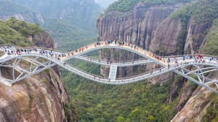 中国已经开设了一座140m高的“弯曲”玻璃桥