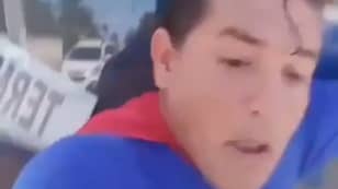 喜剧演员打扮成超人被公共汽车撞到的时候，假装停止它