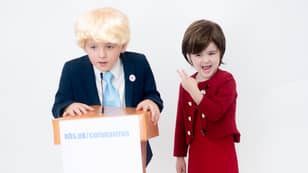 孩子们打扮成鲍里斯·约翰逊（Boris Johnson）和尼古拉·斯特金（Nicola Sturgeon）