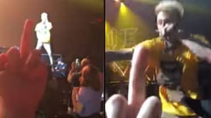 粉丝在机枪凯利（Kindun Kelly）上翻转手指，并在他表演Eminem Diss时露面