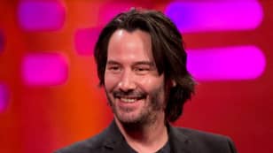 基努·里夫斯（Keanu Reeves）无法识别，因为他从特技训练中休息一下