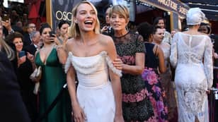 玛格特·罗比（Margot Robbie）带着妈妈带她去了奥斯卡