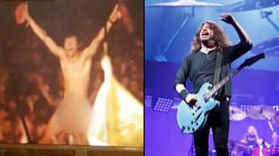 戴夫·格罗尔（Dave Grohl）将“我的英雄”献给格拉斯顿伯里（Glastonbury）