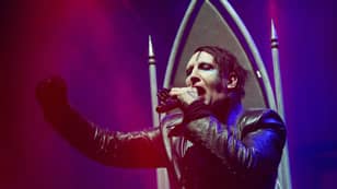 玛丽莲·曼森（Marilyn Manson）谈到了谣言说他的肋骨为...好吧，你知道