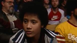 十几岁的Dwayne Johnson在1984年观看他的父亲摔跤