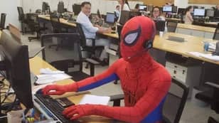 男人在银行退出工作，并在最后一天穿着蜘蛛侠服装