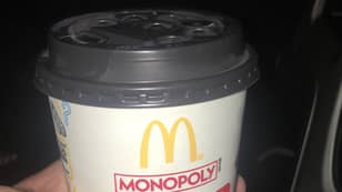 麦当劳的客户正在使用塑料咖啡盖避免纸稻草