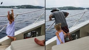 4岁的女孩，将爸爸的电话扔在船上，因为他使用了太多