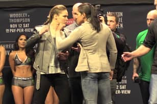 朗达·鲁西（Ronda Rousey）凝视着阿曼达·纳尼斯（Amanda Nunes）