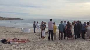 女人在澳大​​利亚举行的婚礼距离晒日光浴米