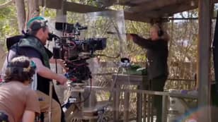 男子分享道具枪程序用于保护万圣节拍摄期间的相机操作员