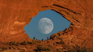 满月看起来像巨大的眼睛，令人惊叹的岩石拱形照片